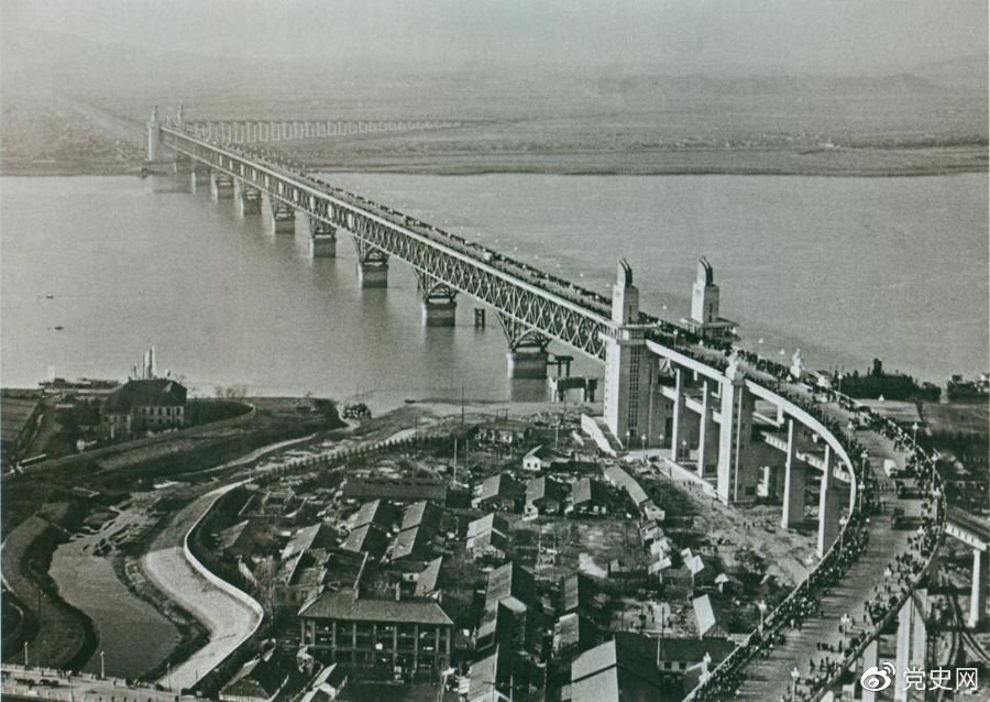 1968年12月29日， 南京長江大橋全面建成通車。這是當(dāng)時中國自行設(shè)計建造的最大的鐵路、公路兩用橋。