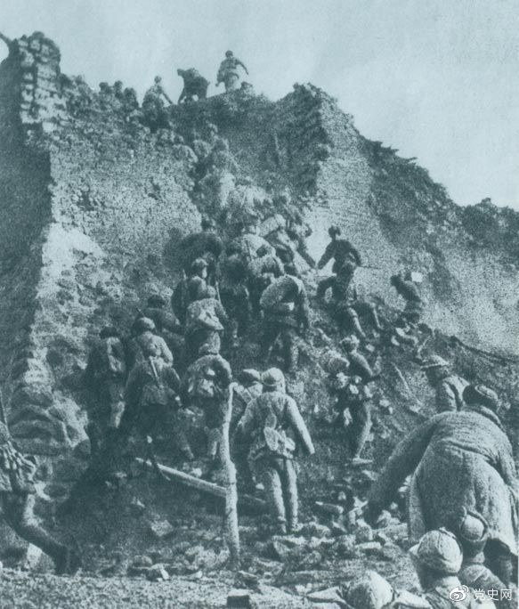 1948年12月，人民解放軍向新保安守敵發(fā)起攻擊。這是解放軍戰(zhàn)士登上新保安城頭。 